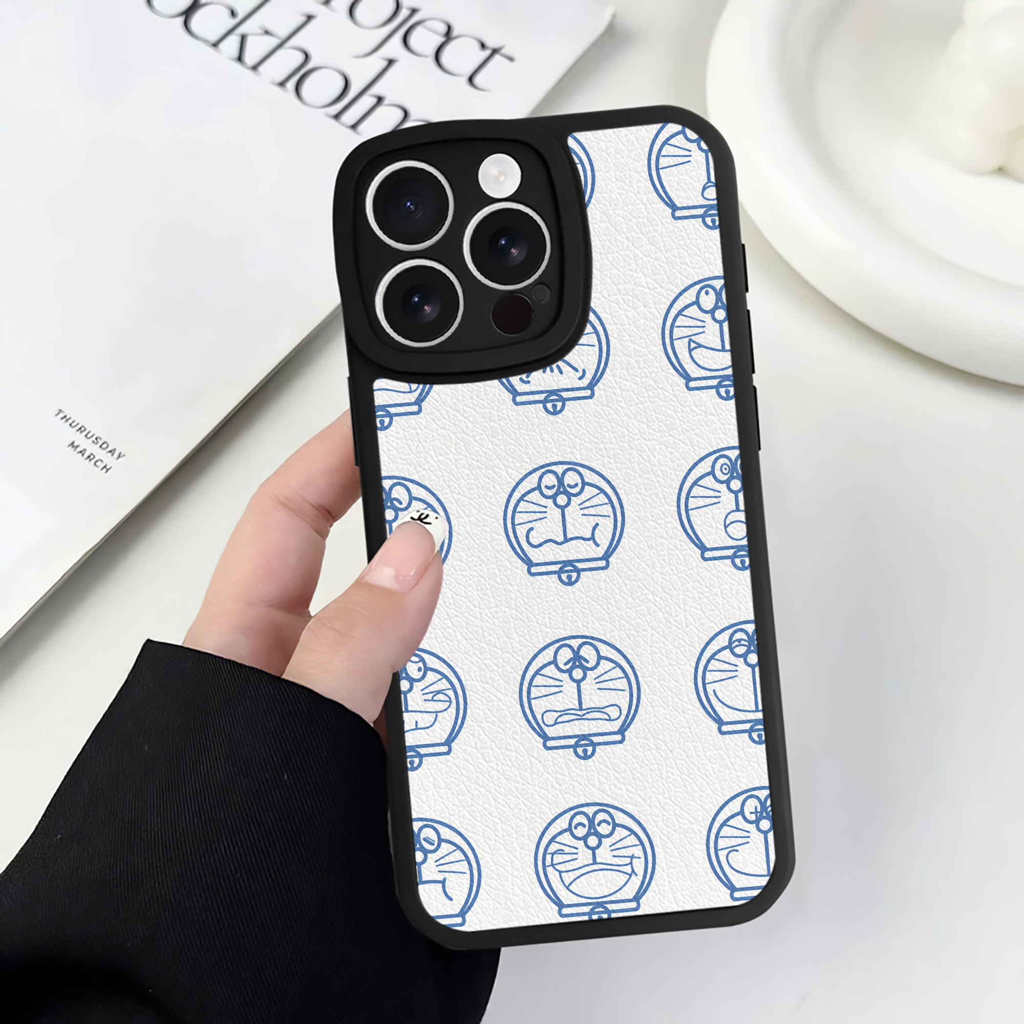 （画像用） ドラえもん Doraemon 【iPhone 16シリーズ対応】シリコンスマホケース（レザー調） 材質：シリコン